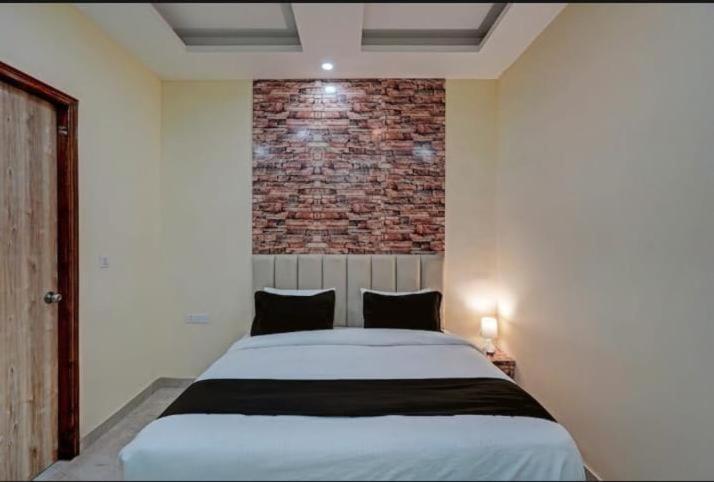 Shourya Hotel And Banquet نويدا المظهر الخارجي الصورة