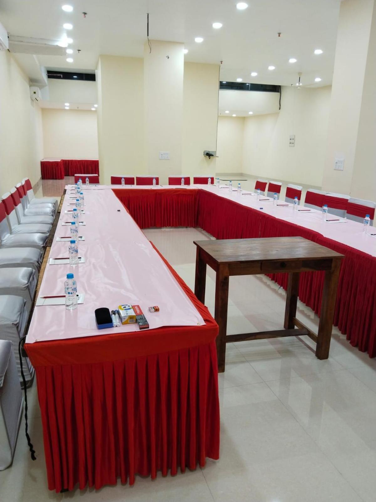 Shourya Hotel And Banquet نويدا المظهر الخارجي الصورة